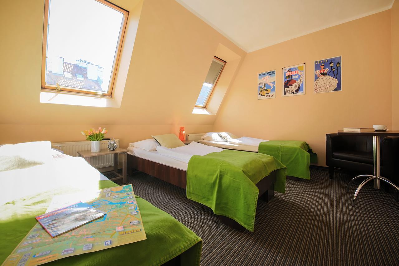 Glow Hostel วรอตซวาฟ ภายนอก รูปภาพ