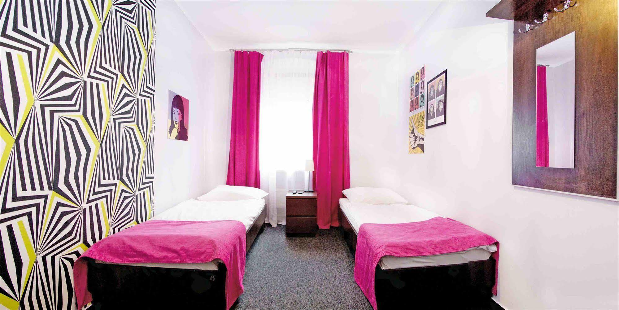 Glow Hostel วรอตซวาฟ ภายนอก รูปภาพ
